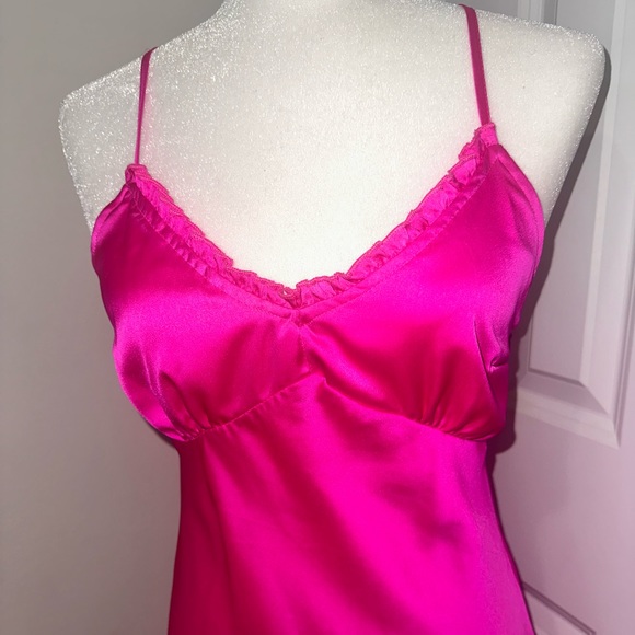 Fuchsia satin dress 💖 - Picture 2 of 8